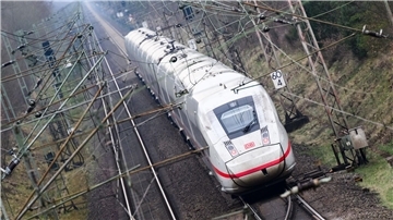 Rund 300 Fahrgäste mussten in einen Ersatzzug steigen, nachdem ein ICE im Landkreis Harburg liegen geblieben war. (Symbolbild)