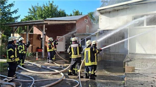 Rund 300 Feuerwehrleute aus der gesamten Region kämpften Anfang Juni gegen die meterhohen Flammen in der Schlachterei „Cuxland pur“.