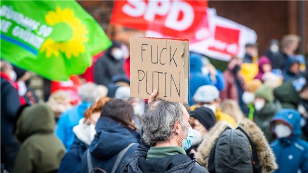 Rund 300 Menschen sind am Freitagnachmittag dem Aufruf der Politik und der Gewerkschaften gefolgt, mit einer Mahnwache ein Zeichen der Solidarität mit der Ukraine zu setzen. Die Große Kirche wird jetzt abends blau-gelb angestrahlt. Foto: Hartmann