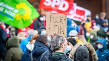 Rund 300 Menschen sind am Freitagnachmittag dem Aufruf der Politik und der Gewerkschaften gefolgt, mit einer Mahnwache ein Zeichen der Solidarität mit der Ukraine zu setzen. Die Große Kirche wird jetzt abends blau-gelb angestrahlt. Foto: Hartmann