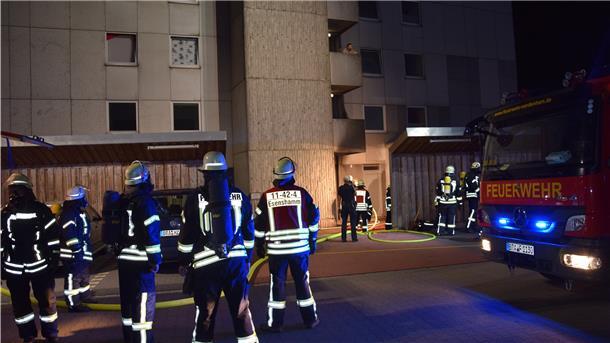 Rund 40 Kräfte der Feuerwehren Esenshamm und Nordenham waren im Einsatz. Weitere rund 50 bis 60 Rettungskräfte unterstützten und kümmerten sich um die Anwohner.