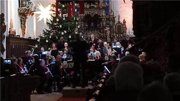 Das Orchester musiziert vor dem Altar in der Kirche.  