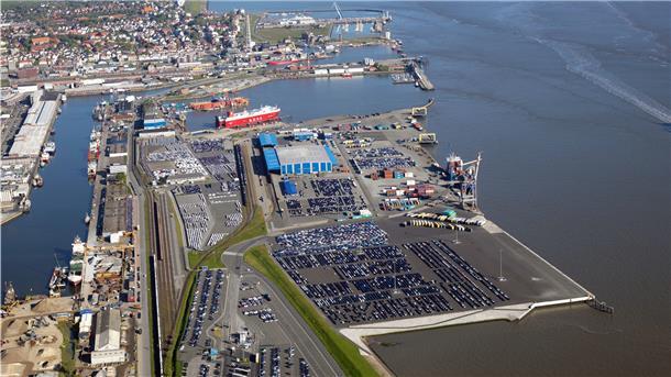 Rund 400.000 Autos werden jährlich von Cuxport und BLG Logistics über Cuxhaven verschifft. Die Fahrzeuge gehen vor allem nach Großbritannien, aber auch nach Schweden, Island sowie Dänemark.