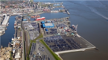 Rund 400.000 Autos werden jährlich von Cuxport und BLG Logistics über Cuxhaven verschifft. Die Fahrzeuge gehen vor allem nach Großbritannien, aber auch nach Schweden, Island sowie Dänemark.