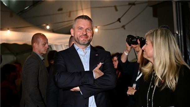 Neugewählter slowakischer Präsident will eher Ukraine-Kurs Rund 4,4 Millionen slowakische Wahlberechtigte waren aufgerufen, in einer Stichwahl ein neues Staatsoberhaupt zu wählen. Ein Präsidentschaftskandidat ist Peter Pellegrini.