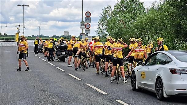 Ganz entspannt: Radeln wie die Dänen im Cuxland Rund 50 dänischen Radfahrer vom Team Rynkeby Tour warten auf die Sandstedter Fähre.