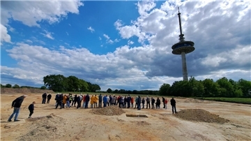 Rund 50 Interessierte besichtigen die Ausgrabungsstätte am Schiffdorfer Fernsehturm. 