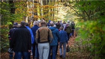 Eine Gruppe Naturschutzfreunde wird von Nabu-Experten durch den Reinkenheider Forst in Bremerhaven geführt.