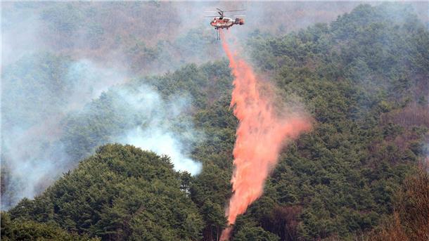 Rund 5000 Einsatzkräfte und mehr als 140 Hubschrauber kämpfen gegen die Flammen.