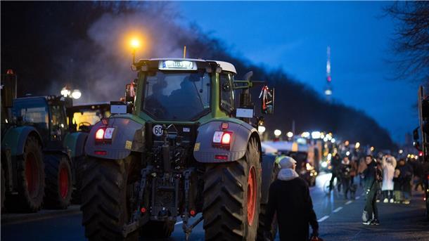 Bauernprotest ohne schnelle Diesel-Lösung Rund 5000 Traktoren und Landmaschinen werden aus dem gesamten Bundesgebiet zu der Kundgebung in Berlin erwartet.