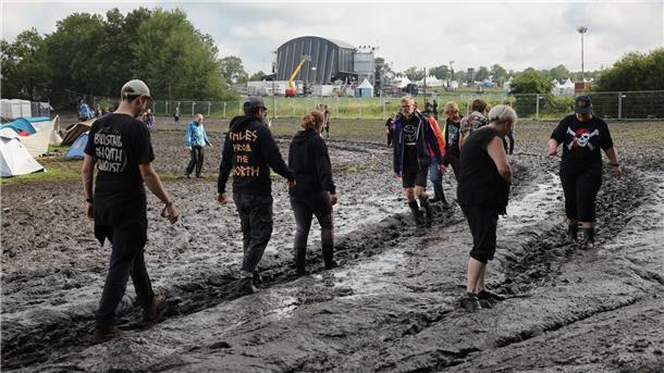Rund 50.000 Metal-Fans haben es wohl noch aufs Festival-Gelände geschafft. Viele müssen aber den Heimweg antreten.