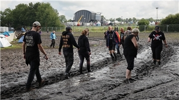 Rund 50.000 Metal-Fans haben es wohl noch aufs Festival-Gelände geschafft. Viele müssen aber den Heimweg antreten.