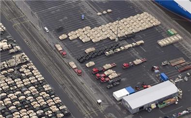 Rund 60 Schützenpanzer vom Typ "Bradley" und rund 280 weitere Militärfahrzeuge der US-Armee sind per Schiff in Bremerhaven angekommen. Sie werden auf Transporter verladen und über die Straße in Richtung Bestimmungsort gebracht - womöglich mit dem Ziel Ukraine.