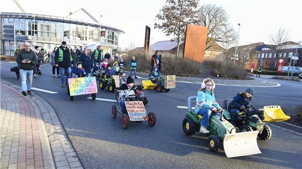 Rund 60 statt der angemeldeten 200 Teilnehmer fahren die Strecke auf der B75 vom Combimarkt bis zum Beeke-Kreisel und zurück.