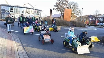 Rund 60 statt der angemeldeten 200 Teilnehmer fahren die Strecke auf der B75 vom Combimarkt bis zum Beeke-Kreisel und zurück.