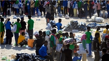 Rund 6800 Migranten halten sich zurzeit im Erstaufnahmelager auf Lampedusa auf.