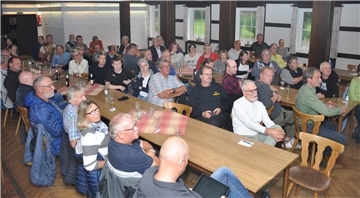Rund 80 Bürgerinnen und Bürger interessierten sich im Gasthof Ahrens für die Planungen zur Kuhstedter Kreuzungs- und Bundesstraßen-Sanierung, die voraussichtlich auch mit längerfristigen Teil- und Vollsperrungen in der Bauphase verbunden sein wird.