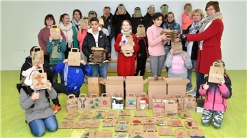 Rund 800 Weihnachtskarten und -tüten haben die Schüler der Neuen Oberschule Lehe mit weihnachtlichen Motiven bemalt.