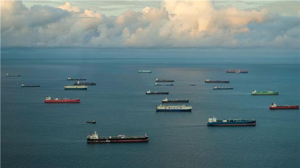 Reederverband befürwortet Beratungen zu globaler CO2-Abgabe Rund drei Prozent des globalen CO2-Ausstoßes gehen auf das Konto der internationalen Schifffahrt. (Archivbild)
