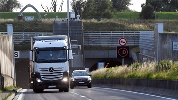 Rund eine Stunde waren beide Röhren des Wesertunnels am Freitagnachmittag zu.