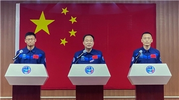 Rund fünf Monate soll die Mission der chinesischen Astronauten Gui Haichao l-r), Jing Haipeng und Zhu Yangzhu dauern.
