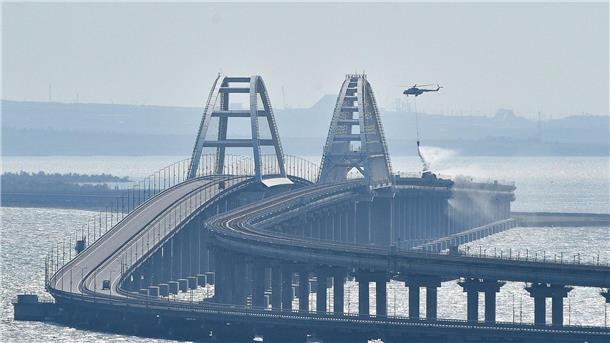 Rund neun Monate nach der schweren Explosion auf der Kertsch-Brücke zwischen Russland und der Schwarzmeer-Halbinsel Krim hat sich dort erneut eine Explosion ereignet.