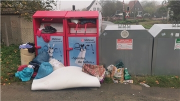 Container mit unrechtmäßig abgelegtem Müll