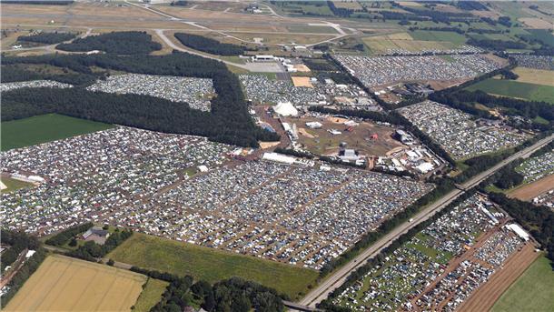 Rund um das Infield des Deichbrands ist eine regelrechte Stadt aus Zelten, Wohnwagen und Straßen entstanden. In wenigen Tagen schon wird davon nichts mehr zu sehen sein.