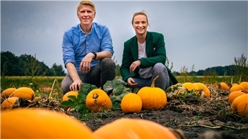 Christoph und Judith Werner begutachten ihre Kürbisernte