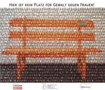 Rund um die orangefarbene Bank im Eingangsbereich des Kreishauses ist eine Fotocollage als Zeichen gegen Gewalt an Frauen entstanden. Die Farbe Orange steht für eine Zukunft ohne Gewalt gegen Frauen.