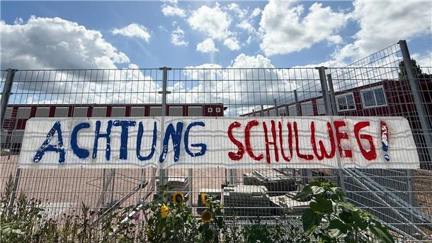 Rund um Schulen sollen Autofahrer besonders auf Kinder achten, die zu Fuß oder mit dem Rad unterwegs sind.