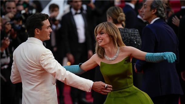 Großes Star-Ensemble bei Premiere von Wes-Anderson-Film Rupert Friend und Maya Hawke tanzen auf dem roten Teppich.