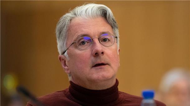 Ex-Audi-Chef Stadler kündigt Geständnis an Rupert Stadler, ehemaliger Vorstandsvorsitzender der Audi AG, sitzt im Sitzungssaal des Landgericht München.