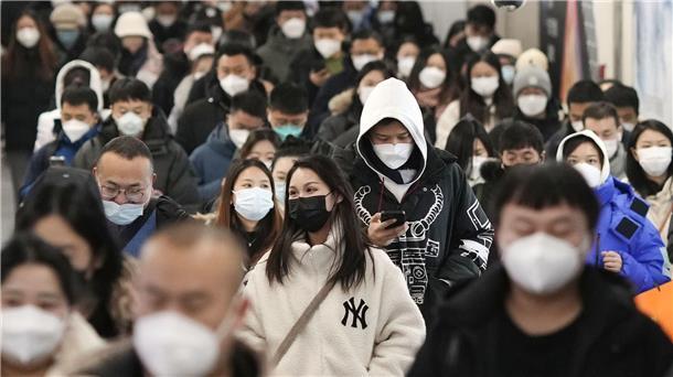 Chinas Bevölkerung schrumpft erstmals seit 1961 Rush Hour in einer Pekinger U-Bahn-Station. Die Bevölkerung Chinas ist innerhalb eines Jahres um rund 850.000 Menschen geschrumpft.