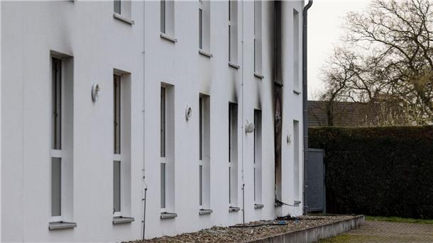 Ruß- und Brandspuren an der Fassade des Seniorenheims in Bedburg-Hau.