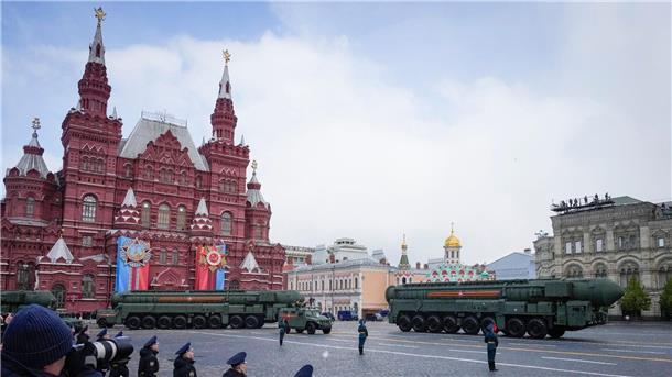 Moskau feiert Sieg von 1945 - und Ukraine-Krieg Russische ballistische RS-24 Yars-Raketen sind während der Militärparade auf dem Roten Platz zu sehen.