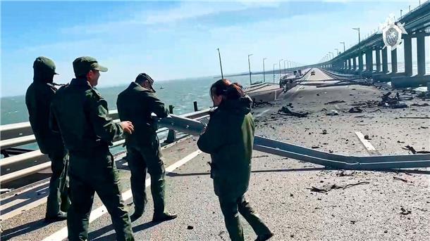 Russische Ermittler inspizieren die Schäden an der Krim-Brücke.