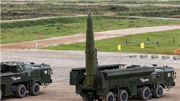 Rakete steht senkrecht auf Abschussfahrzeug.