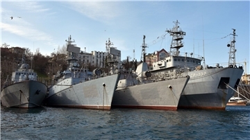 Russische Kriegsschiffe liegen im Hafen von Sewastopol.