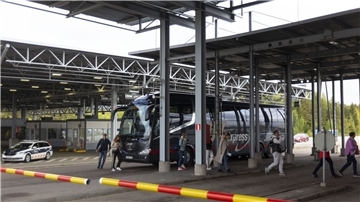 Russische Passagiere verlassen einen Bus und gehen zur Passkontrolle am Grenzübergang Vaalimaa zwischen Finnland und Russland.