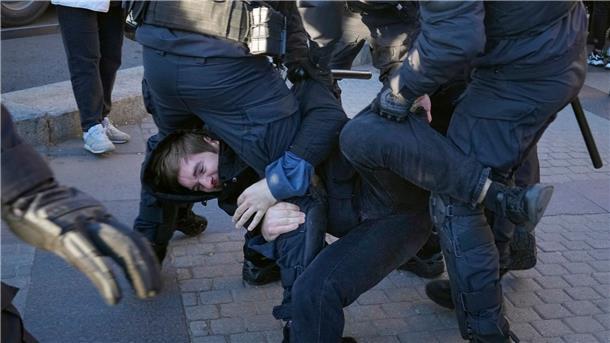 Russische Polizisten halten einen Demonstranten fest während eines Protestes gegen die russische Teilmobilisierung in St. Petersburg.