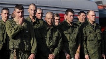 Russische Rekruten an einem Bahnhof in der russischen Region Wolgograd. Wehrpflichtige Russen dürfen das Land nach der Zustellung des Einberufungsbescheids nicht mehr verlassen.