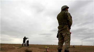 Russische Rekruten auf einem Schießplatz während einer militärischen Trainingseinheit.