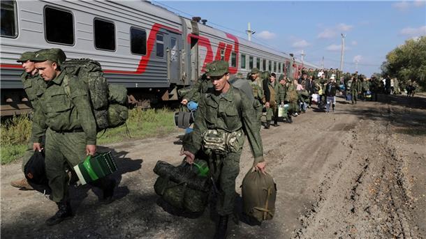 Ukraine-Botschafter warnt vor Aufnahme russischer Deserteure Russische Rekruten besteigen nach Putins Teilmobilmachung einen Zug im Bahnhof von Prudboi in der Region Wolgograd.