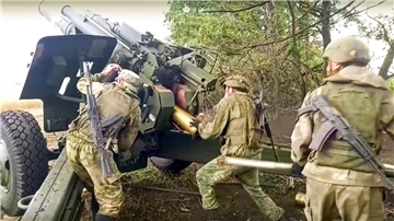 Russische Soldaten bereiten sich auf den Abschuss einer 152,4-mm-Haubitze des Typs Msta-B vor, die an einem nicht genannten Ort in der Ukraine stationiert ist.