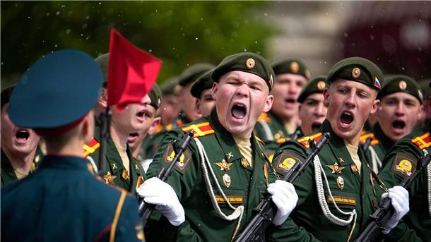 Moskau feiert Sieg von 1945 - und Ukraine-Krieg Russische Soldaten marschieren während der Militärparade zum Tag des Sieges in Moskau.