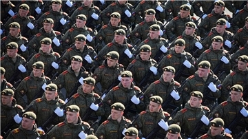 Russische Soldaten marschieren während einer Militärparade durch Moskau. Medienberichten zufolge werden in der Söldnereinheit „Redut“ Scharfschützinnen und Bedienerinnen von Drohnen angeworben.