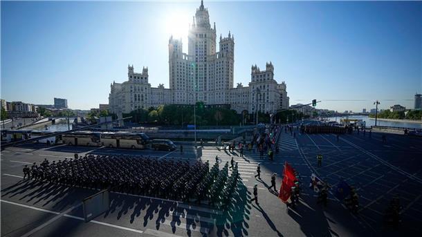 Putin gibt sich als Opfer des eigenen Kriegs Russische Soldaten marschieren zum Roten Platz, um an der Militärparade zum Tag des Sieges in Moskau teilzunehmen.