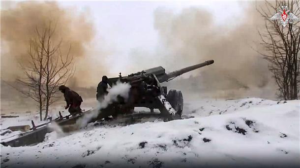 Wagner-Söldnergruppe befehligt 50.000 Kämpfer in Ukraine Russische Soldaten mit einem 152-mm-Feldgeschütz vom Typ Giatsint-B bei einem Einsatz an einem ungenannten Ort in der Ukraine.
