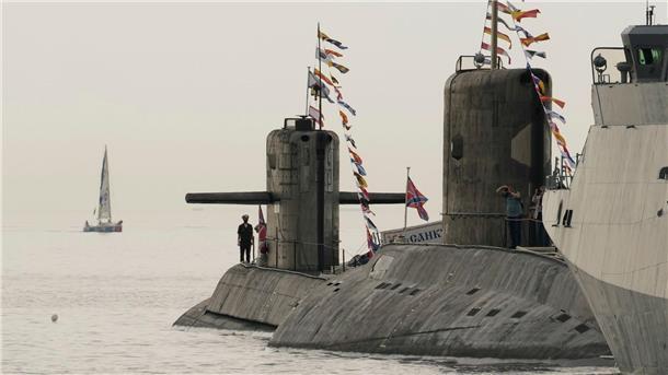 Russland will U-Boote mit Hyperschallraketen ausrüsten Russische U-Boote und Kriegsschiffe an der St. Petersburger Marinestation.